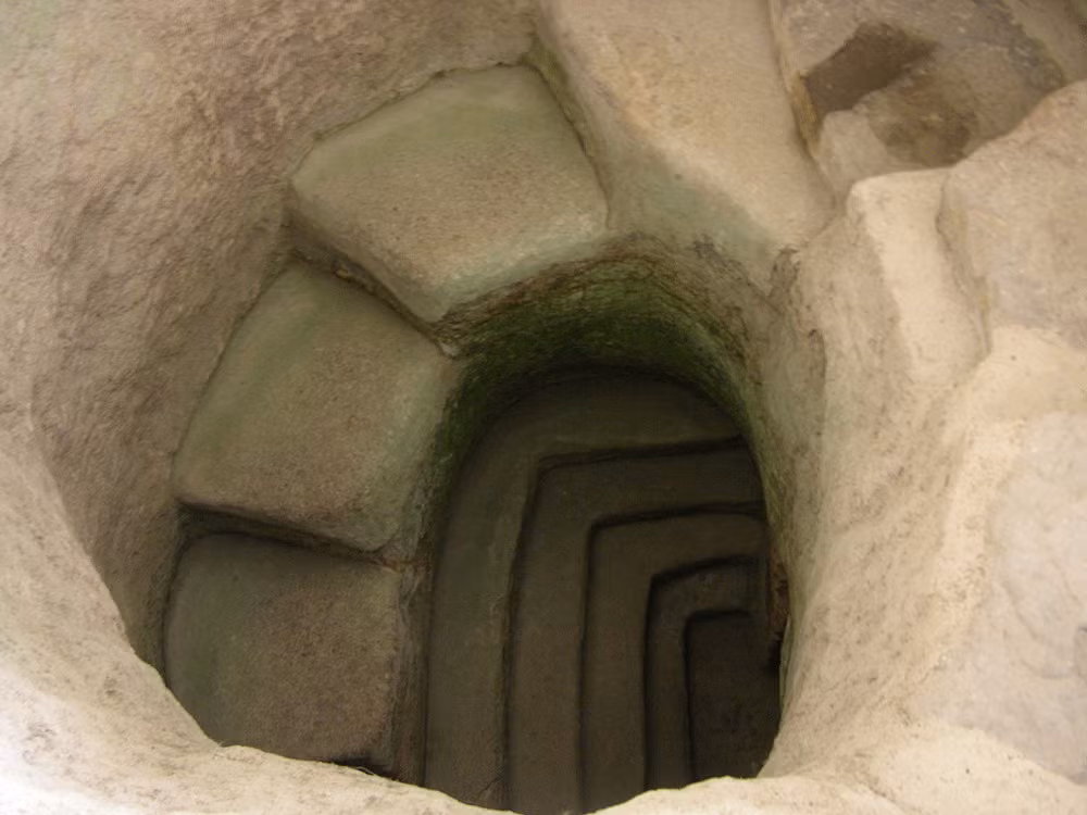 Cầu thang xoắn ốc dẫn xuống một ngôi mộ.