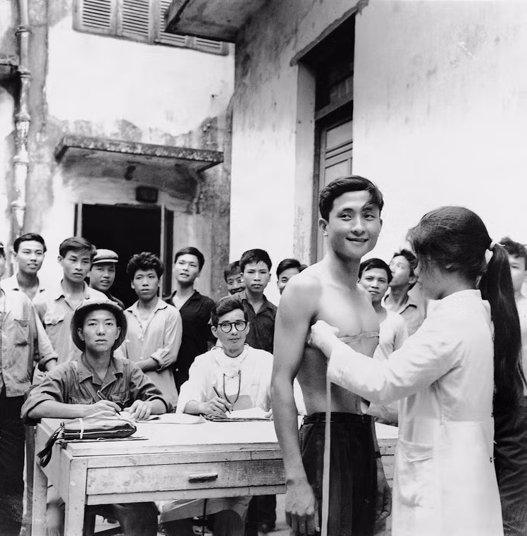 Các tân binh trong buổi khám sức khỏe tại Hải Phòng, tháng 7/1967. Từ một đội quân có số lượng khoảng 35.000 người vào năm 1950, Quân đội Nhân dân Việt Nam đã có hơn nửa triệu người vào giữa thập niên 1970, được Mỹ thừa nhận là một trong những lực lượng tinh nhuệ nhất trên thế giới. Ảnh: Bảo Hành.