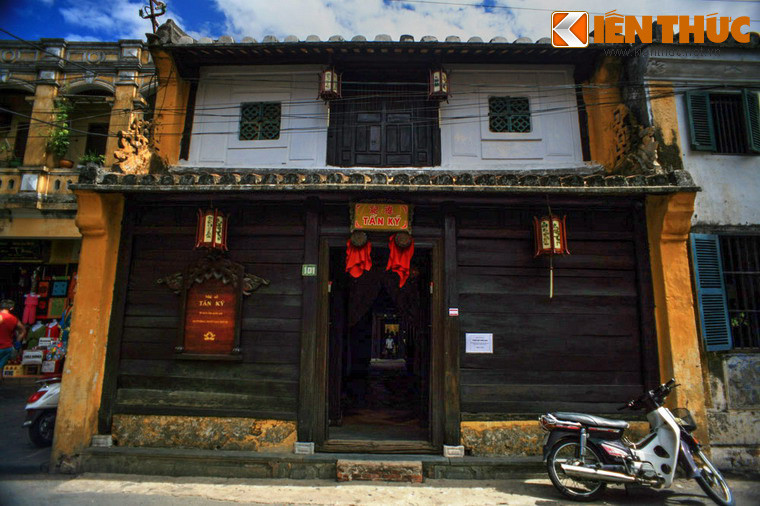 Cùng lúc này xuất hiện địa danh Hội An, nguyên là tên gọi của làng/xã người Việt. Cái tên Hội An đã từng bước trở thành một danh xưng chính thức và ngày nay là một tên gọi được cả thế giới biết đến... Mời quý độc giả xem video: Đèn lồng Hội An: Tuyệt tác của phố cổ. Nguồn: VTC1.