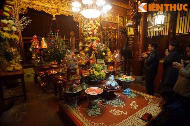 Kiến trúc đền còn lưu lại hiện nay chủ yếu mang phong cách nghệ thuật thời Nguyễn, thế kỷ 19. Hiện tại ngôi đền có quy mô kiến trúc lớn, quay theo hướng Nam, các hạng mục chính gồm có nghi môn, phương đình, đại bái, thiêu hương, cung cấm và nhà hội đồng được bố trí theo chiều dọc.