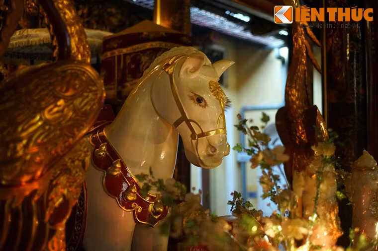 Đền được xây dựng từ thế kỷ 9 để thờ thần Long Đỗ (Rốn Rồng) - vị thần gốc của Hà Nội cổ. Tên gọi Bạch Mã xuất phát từ truyền thuyết vua Lý Thái Tổ theo dấu chân ngựa trắng từ đền đi ra vẽ đồ án xây thành Thăng Long sau khi dời đô từ Hoa Lư ra Thăng Long.