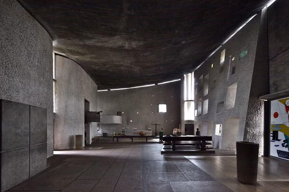 Một nét đặc sắc khác của công trình là cách bố trí các ô cửa số hứng ánh sáng rất kỳ lạ.