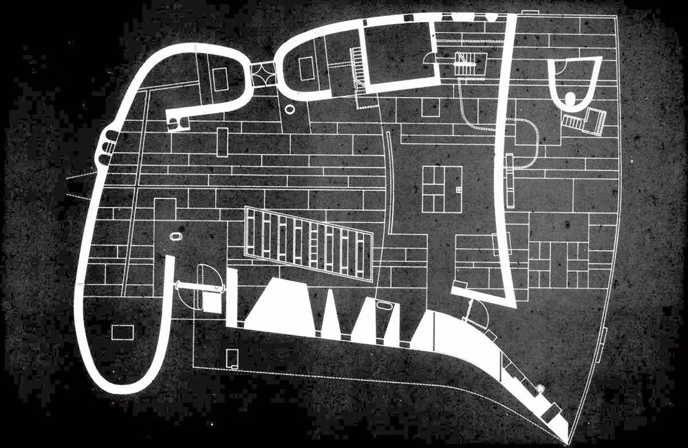 Bản vẽ mặt bằng có thấy cách bố trí không gian độc đáo của nhà nguyện.