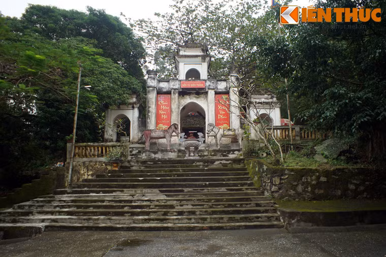 Đền Tô Hiến Thành nằm ở phía Đông Bắc dãy Trường Lệ, là nơi thờ quan Thái úy Tô Hiến Thành, một vị quan thanh liêm, công minh, chính trực thời Lý, có công lớn trong việc trị an và tổ chức khai hoang lấn biển.