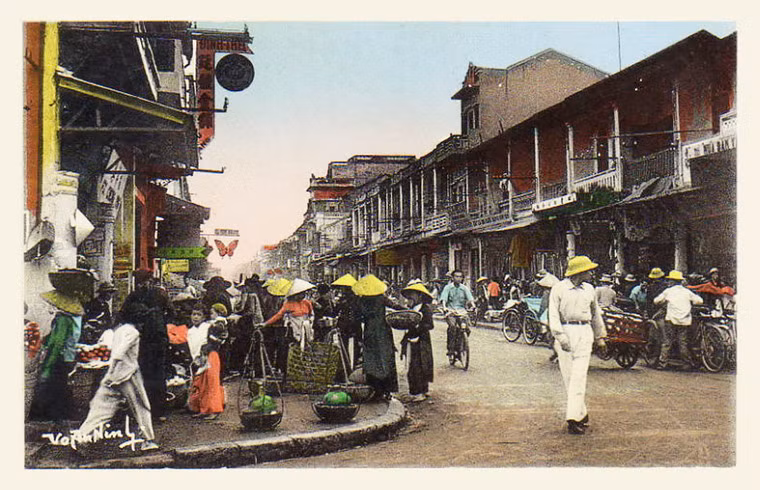 Họp chợ trên phố ở Hải Phòng.