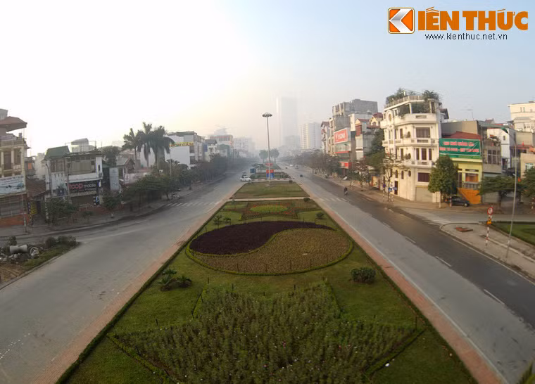 Bầu trời xanh xuất hiện trong sáng Mùng 1 Tết Hà Nội 2016.