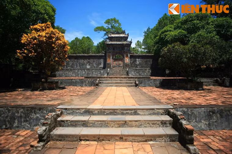 Nằm trong khuôn viên lăng Tự Đức (phường Thủy Xuân, thành phố Huế) Khiêm Thọ Lăng là nơi an táng Lệ Thiên Anh Hoàng hậu (1828 - 1903) vợ vua Tự Đức - Huế. Lăng mộ này có quy mô không lớn nhưng kiến trúc khá tinh xảo và nguyên vẹn.