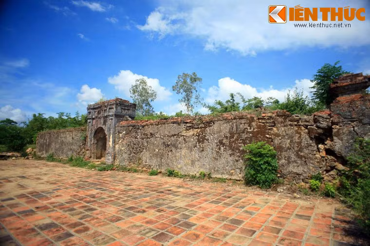 Nằm cách lăng Quang Hưng không xa, lăng Vĩnh Mậu là lăng mộ của vợ chúa Nguyễn Phúc Thái. Bà có hiệu là Anh Tông Hiếu Nghĩa Hoàng hậu.