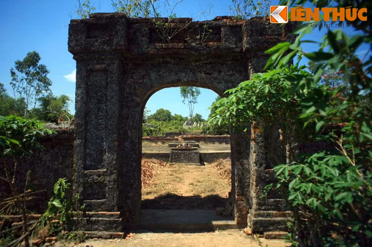 Lăng Chiêu Nghi nằm tại xã Thuỷ Xuân, TP Huế, tỉnh Thừa Thiên - Huế là nơi an nghỉ của bà Chiêu Nghi Trần Thị Xạ (1710 - 1750) vợ chúa Nguyễn Phúc Khoát. Đây là lăng mộ duy nhất của thời 9 chúa Nguyễn còn giữ được kiến trúc nguyên bản cho đến khi triều Nguyễn thành lập. Dựa trên kiến trúc lăng Chiêu Nghi, nhà Nguyễn đã cho khôi phục hệ thống lăng mộ thời 9 chúa Nguyễn. Điều này lý giải vì sao tất cả các lăng mộ thời tiền Nguyễn ở Huế hiện nay đều có kiểu thức giống hệt nhau.