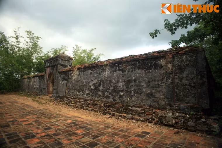 Lăng Quang Hưng nằm trong quần thể lăng Gia Long ở xã Hương Thọ, huyện Hương Trà, Thừa Thiên Huế là lăng mộ vợ chúa Nguyễn Phúc Tần, mẹ chúa Nguyễn Phúc Thái. Bà có hiệu là Từ Tiên Huệ Thánh Trinh Thuận Tĩnh Nhân Hiếu Triết Hoàng Hậu.