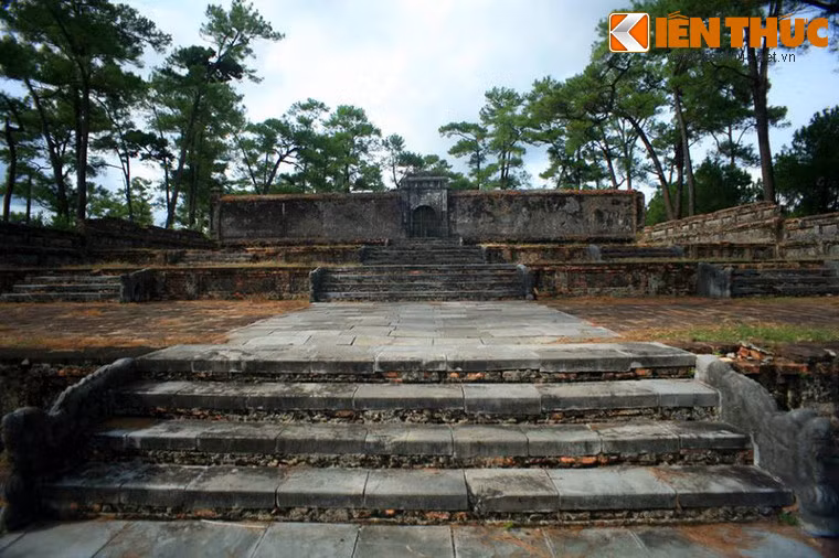 Cách lăng Thoại Thánh không xa là lăng Thiên Thọ Hữu. Đây là lăng mộ của Thuận Thiên Cao Hoàng hậu, vợ thứ hai của vua Gia Long, mẹ vua Minh Mạng.