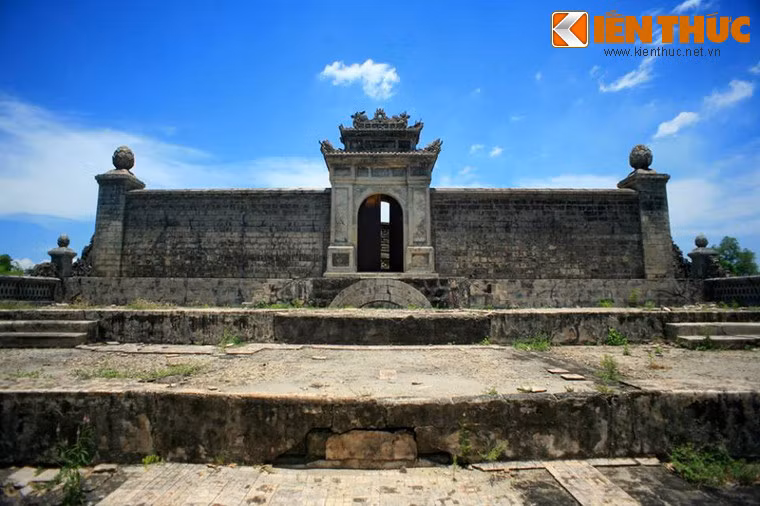 Lăng Thánh Cung, hay Tư Minh Lăng, toạ lạc tại làng Dương Xuân, Hương Thuỷ, Thừa Thiên - Huế, gần lăng Đồng Khanh. Đây là nơi đặt phần mộ bà Thánh Cung, tức Phụ Thiên Thuần hoàng hậu, vợ cả vua Đồng Khánh. Lăng mộ này được xây dựng rất công phu và tinh xảo.