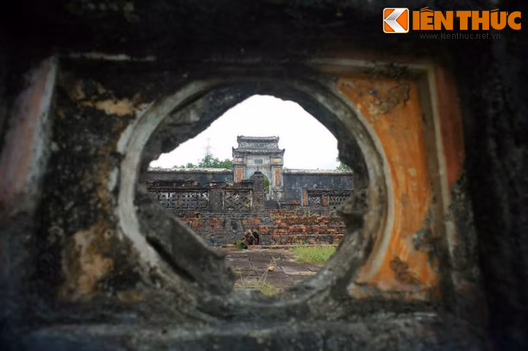 Hoành tráng không kém lăng Thoại Thánh là Lăng Xương Thọ, nằm ở xã Thuỷ Bằng, huyện Hương Thuỷ, gần lăng mộ vua Thiệu Trị. Đây là nơi an nghỉ của Hoàng thái hậu Từ Dụ (hay Từ Dũ, 1810 - 1902) vợ vua Thiệu Trị, mẹ vua Tự Đức - Huế. Lăng mộ này cũng đang xuống cấp nghiêm trọng.