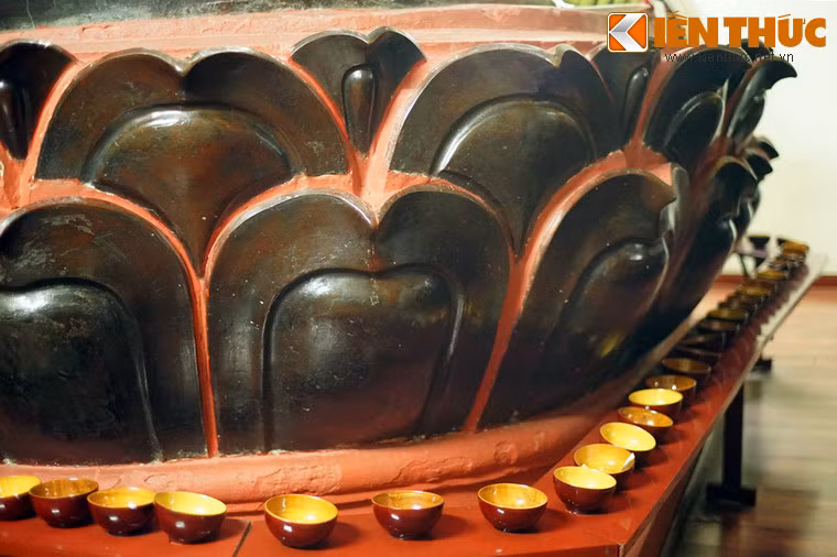 Đó là tượng toàn quyền Paul Bert ở vườn hoa Paul Bert (vườn hoa Lý Thái Tổ ngày nay), tượng Nữ thần Tự Do trên Tháp Rùa, và tượng Canh nông ở vườn hoa Robin (vườn hoa Lê Nin ngày nay).