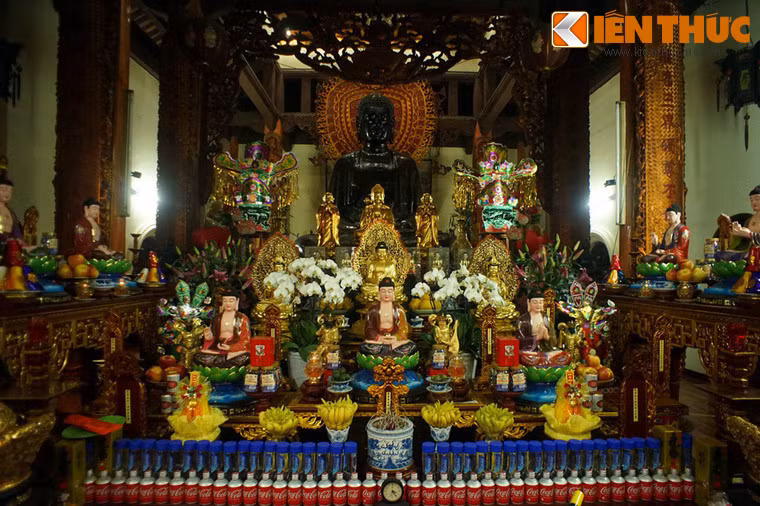 Chính điện của chùa là nơi đặt một bức tượng Phật A Di Đà bằng đồng khổng lồ rất nổi tiếng của Hà Nội.