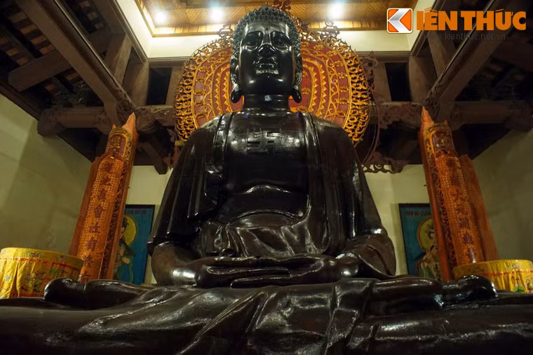 Tượng thể hiện hình ảnh Phật A Di Đà trong tư thế ngồi kiết già trên một đài sen với 96 cánh. Thân tượng cao gần 4 m và cân nặng 12.300 kg, khoảng cách giữa hai đầu gối là 3,60m. Tòa sen cao 1,45m, nặng 3,9 tấn.