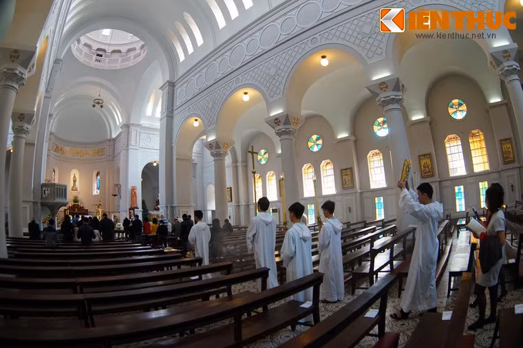 Nhà thờ Cửa Bắc cũng được biết đến như một trong số ít nhà thờ có tổ chức thánh lễ bằng tiếng Anh dành cho tín đồ nước ngoài ở Việt Nam.