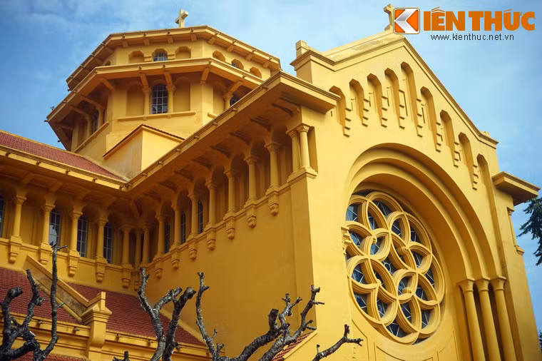 Có người đã cho rằng đây là sáng tạo đặc biệt của Hébrard nhằm tạo sự phù hợp với cảnh quan khu vực, nhưng thực chất điều này chỉ là sự khai thác một cách khéo léo nguyên tắc tổ hợp nhà thờ thời Phục Hưng. Chính nhờ vậy mà nhà thờ Cửa Bắc, ngoài gác chuông như một điểm nhấn, còn có một mái vòm ở khu vực trung tâm.