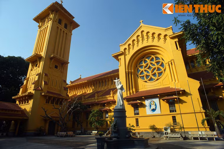 Do nhà thờ nằm trên khoảnh đất trải dài theo phố Phan Đình Phùng và góc phố Nguyễn Biểu, cạnh cửa Bắc thành Thăng Long nên dân gian thường gọi là nhà thờ Cửa Bắc. Tên gọi này vẫn thông dụng cho tới nay.