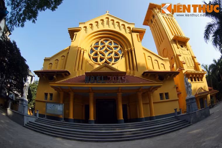 Nhà thờ được xây dựng từ năm 1925 -1930, thuở ban đầu dự định mang thánh hiệu là Giáo Đường kính Các Thánh Tử Đạo Việt Nam. Nhưng vì khi đó các Đấng Tử vì đạo tại Việt Nam mới chỉ được phong chân phước nên Tòa Thánh yêu cầu đổi lại tên là Nữ Vương Các Thánh Tử Đạo.