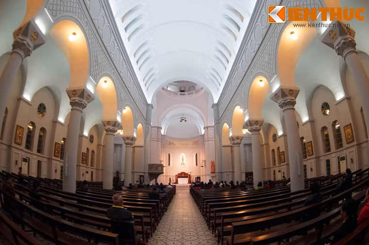 Về nội thất, nhà thờ gồm một không gian lớn hình chữ nhật kéo dài với hai hàng cột song song theo hai phía, được chia tương đối thành một không gian đón tiếp nhỏ và một cung thánh.