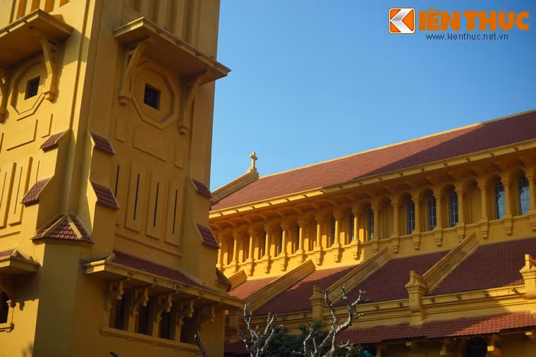 Nhà thờ có hệ thống cửa sổ, cửa lấy ánh sáng và thông gió đều được xử lý che nắng và chống mưa hắt bằng mái Thái, ngoại trừ các cửa trang trí và lấy ánh sáng lớn được lắp kính cản quang.