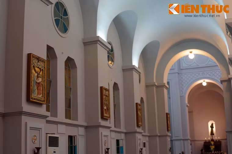 Không gian nội thất được cấu tạo và trang trí hoàn toàn theo thiết kế nhà thờ châu Âu.