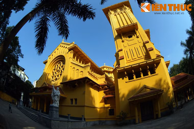 Bên cạnh đó, người thiết kế nhà thờ là kiến trúc sư người Pháp Ernest Hébrard, đã tạo ra một không gian kiến trúc phi đối xứng với một tháp chuông vút cao phía bên sảnh chính.