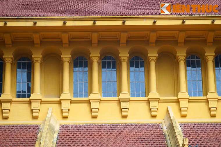 Hệ thống mái ngói nhà thờ được kéo suốt từ gác chuông qua mái vòm tới các không gian chính và phụ khiến cho ta thấy một cảnh quan quen thuộc như đã từng bắt gặp ở đâu đó trong những ngôi đình, ngôi chùa truyền thống ở các làng quê Việt Nam.