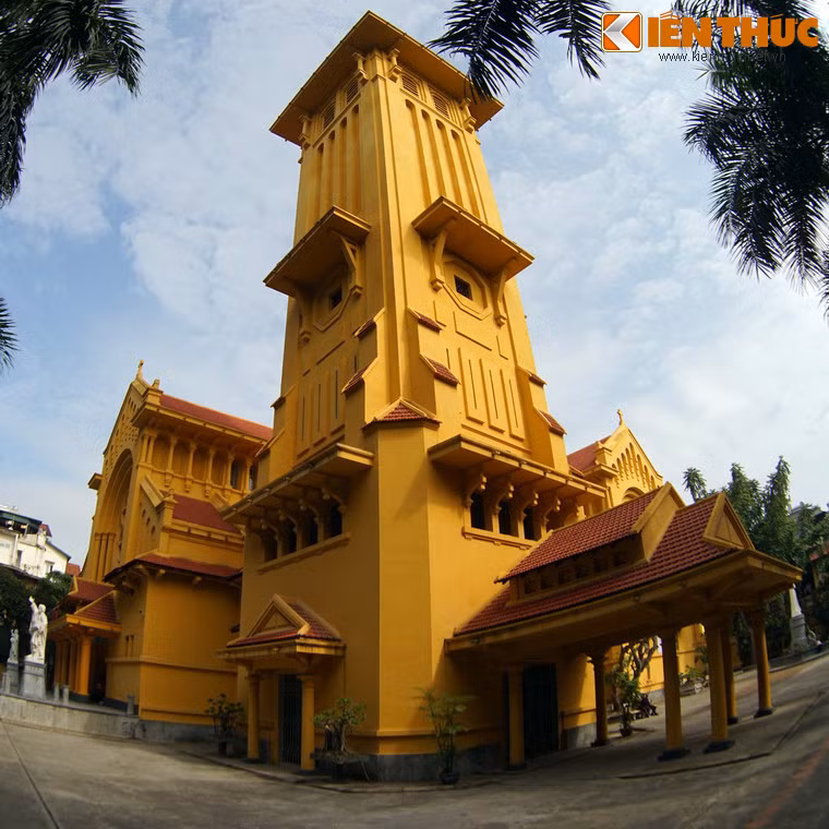 Về tổng quan kiến trúc, nhà thờ được thiết kế theo phong cách Basilica với mặt bằng hình chữ nhật.