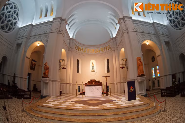Cận cảnh cung thánh của nhà thờ - không gian long trọng dành cho việc cử hành thánh lễ.