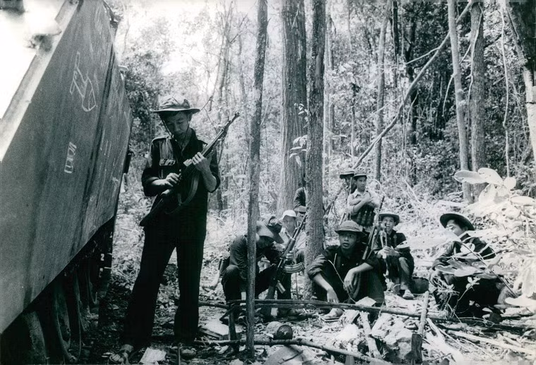 Nghỉ ngơi bên xác xe bọc thép Mỹ, 1967.