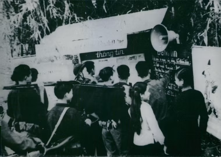 Các chiến sĩ tập trung quanh bảng tin tại căn cứ Củ Chi, 1967.
