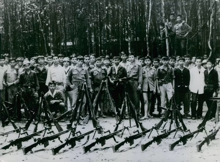 Lực lượng Giải phóng biểu dương lực lượng với các vũ khí thu được từ đối phương tại một căn cứ trong rừng, 1964.
