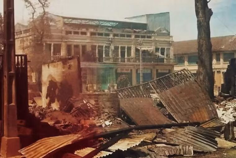 Dãy phố gần đầu Bến Bãi Sậy.