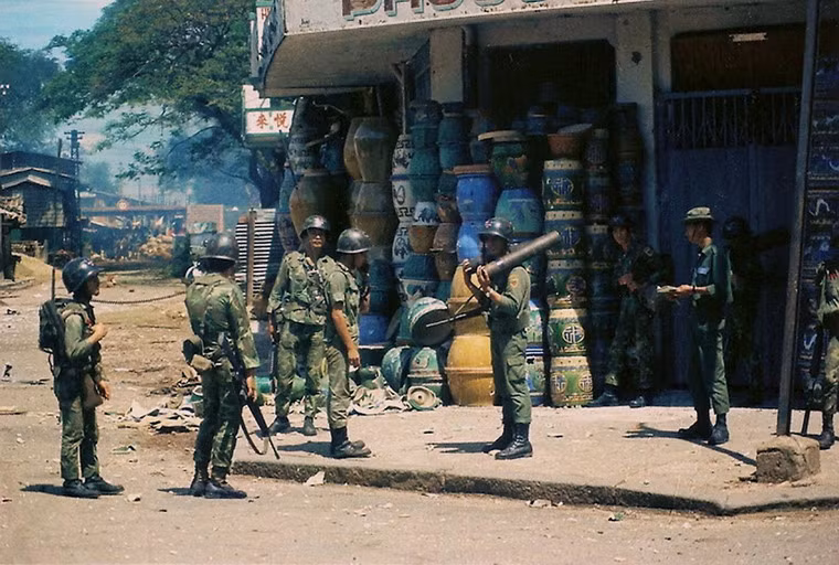 Chiến sự diễn ra quá đột ngột khiến các cư dân Chợ Lớn không kịp sơ tán hàng hóa.