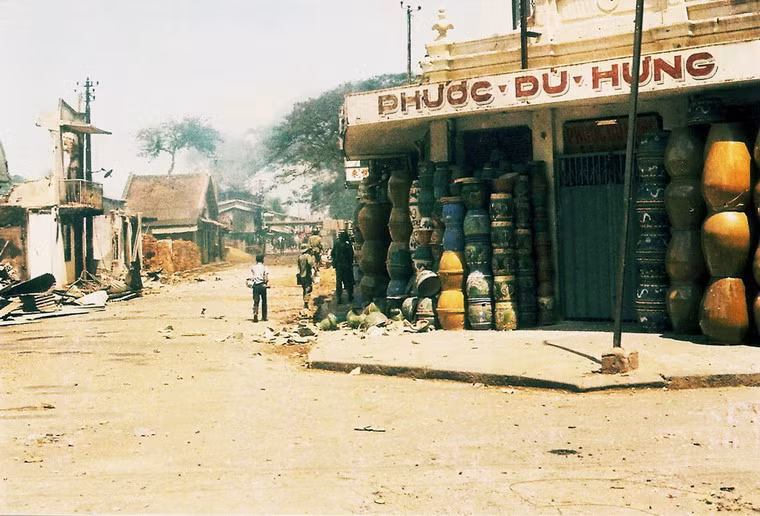 Ngoài binh lính và giới phóng viên, dân thường không xuất hiện trên đường phố thời điểm này.