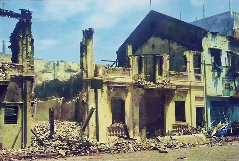 Nhiều ngôi nhà trên đường Kim Biên chịu chung số phận.