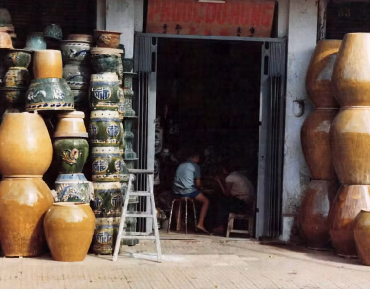 Một cửa hàng hiếm hoi có người trông nom khi chiến sự đã lắng dịu.