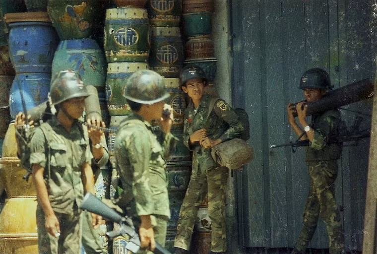 Binh lính Sài Gòn đi kiểm tra từng tòa nhà.