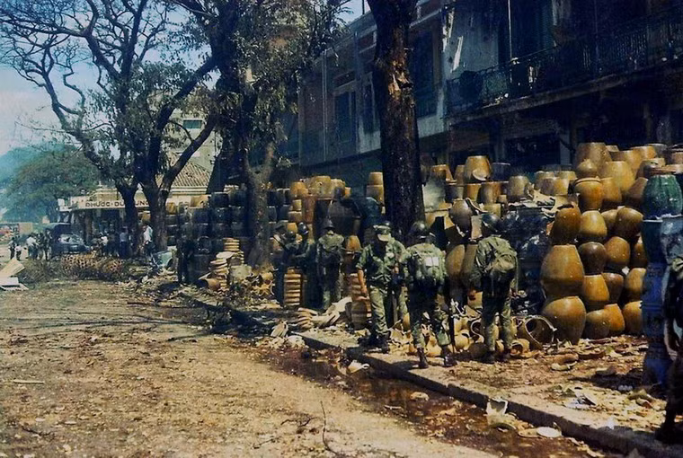 Cảnh tượng đổ nát ở khu vực bến Nguyễn Văn Thành sau những sự kiện Tết Mậu Thân, Chợ Lớn năm 1968.