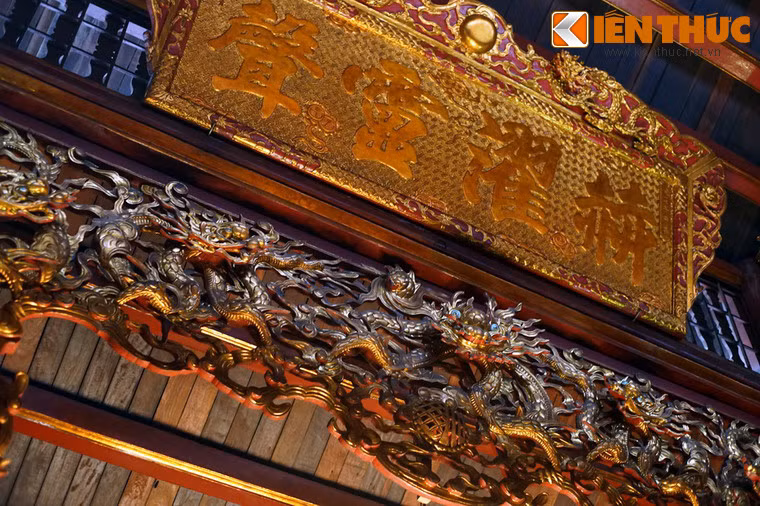 Trên các côn gỗ, xà lách, xà ngang, các vì chồng rường đều có nhiều mảng trang trí với các đề tài phong phú và được thể hiện tinh xảo.