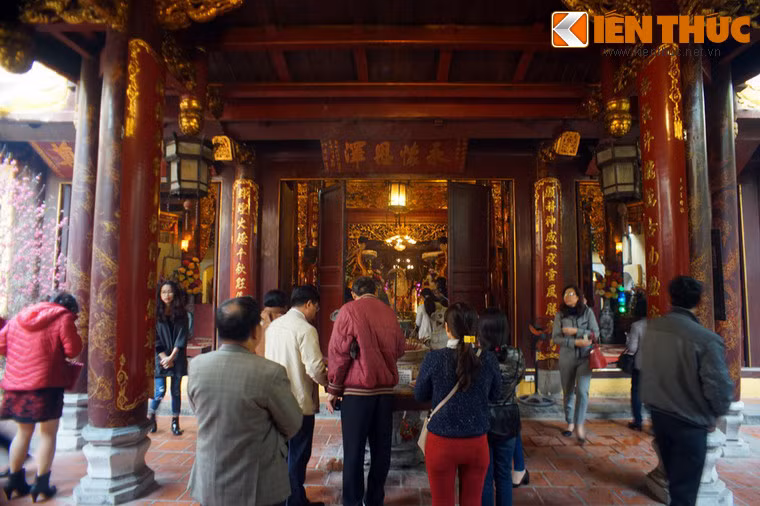 Đền Bạch Mã được xây dựng từ thế kỷ 9 để thờ thần Long Đỗ (Rốn Rồng) - vị thần gốc của Hà Nội cổ. Ảnh: Trong tòa phương đình của đền Bạch Mã.