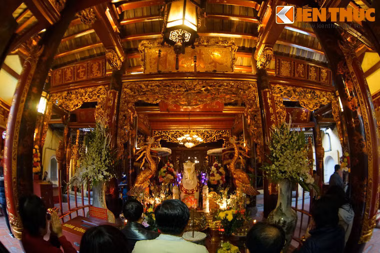 Nổi bật trong kết cấu kiến trúc của đền là toàn bộ khung nhà gỗ với hệ thống cột gỗ lim lớn, các bộ vì đỡ mái được làm kiểu "giá chiêng chồng rường con nhị". Ảnh: Trong tòa đại bái.