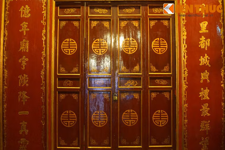 Kiến trúc đền còn lưu lại hiện nay chủ yếu mang phong cách nghệ thuật thời Nguyễn, thế kỷ 19. Ảnh: Họa tiết bài trí trên các ô cửa của đền gần gũi với phong cách kiến trúc của các phương đình tại hội quán Hội An và phía Nam hơn là kiến trúc đền chùa ở phía Bắc.