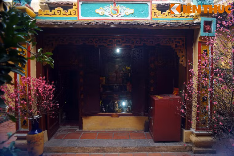 Hiện tại ngôi đền có quy mô kiến trúc lớn, quay theo hướng Nam, các hạng mục chính gồm có nghi môn, phương đình, đại bái, thiêu hương, cung cấm và nhà hội đồng ở phía sau được bố trí theo chiều dọc, trong một không gian khép kín. Ngoài ra hai bên phương đình còn có miếu thờ Tề Vương Phi và Bể Núi. Ảnh: Miếu thờ Tề Vương Phi.