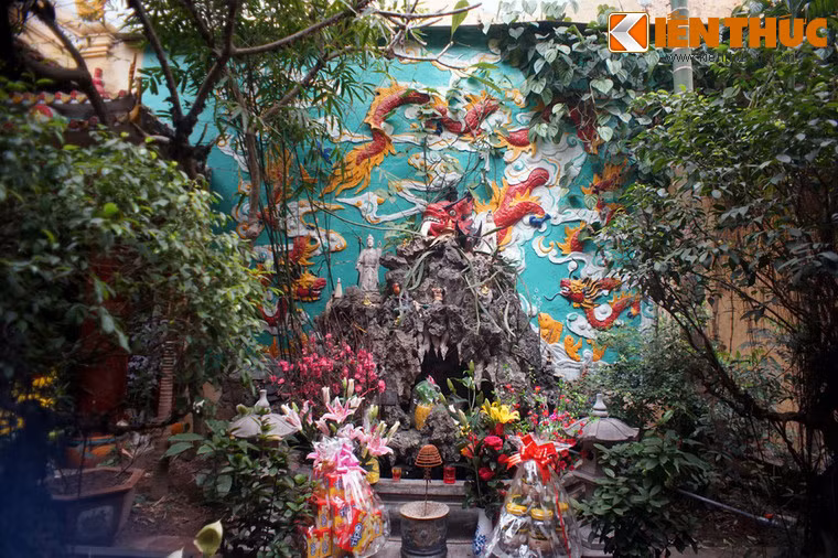 Tương truyền, năm 1010, khi vua Lý Thái Tổ dời đô từ Hoa Lư ra Thăng Long, định đắp thành nhưng nhiều lần thành đắp lên lại bị sụp đổ. Vua cho người cầu khấn ở đền thờ thần Long Đỗ thì thấy một con ngựa trắng từ đền đi ra... Ảnh: Nơi thờ Bảy Núi bên hông phương đình.