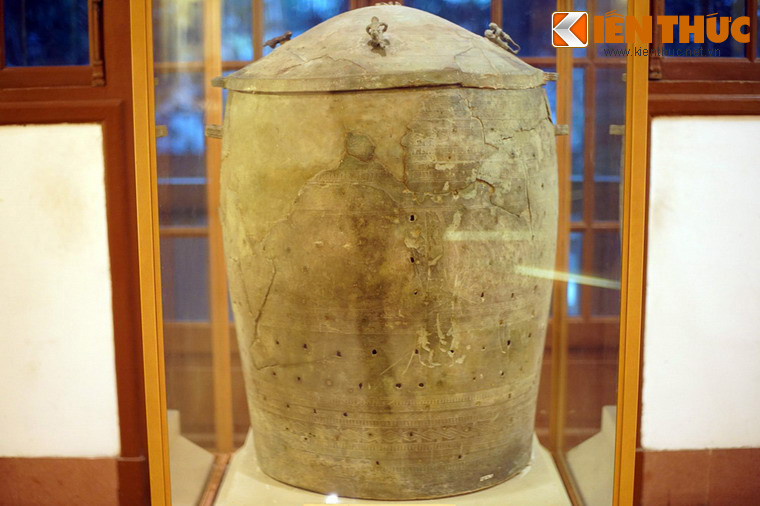 3. Thạp Đào Thịnh được phát hiện ở xã Đào Thịnh, huyện Trấn Yên, tỉnh Yên Bái năm 1961. Hiện vật có niên đại từ 2.500 - 2.000 trước, được chế tác bằng đồng với chiều cao 98cm, đường kính miệng 61 cm, đường kính đáy 60 cm.