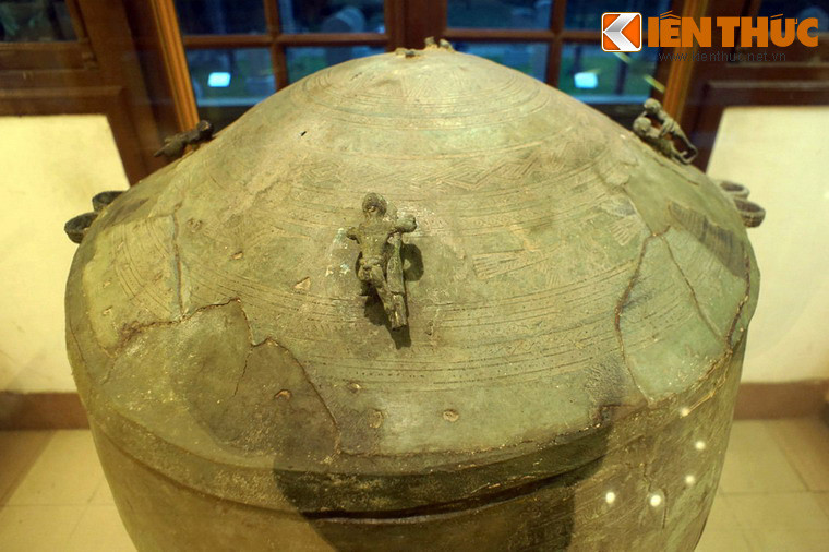 Không chỉ là chiếc thạp Đông Sơn lớn nhất (nặng 760 kg), thạp Đào Thịnh còn có mật độ hoa văn dày đặc và được chế tác đặc biệt cẩn thận. Nét đặc sắc nhất của thạp là trên nắp thạp có 4 cặp tượng trai gái giao hợp, phản ánh khát vọng sinh sôi nẩy nở, sự phồn thịnh của con người và vạn vật.