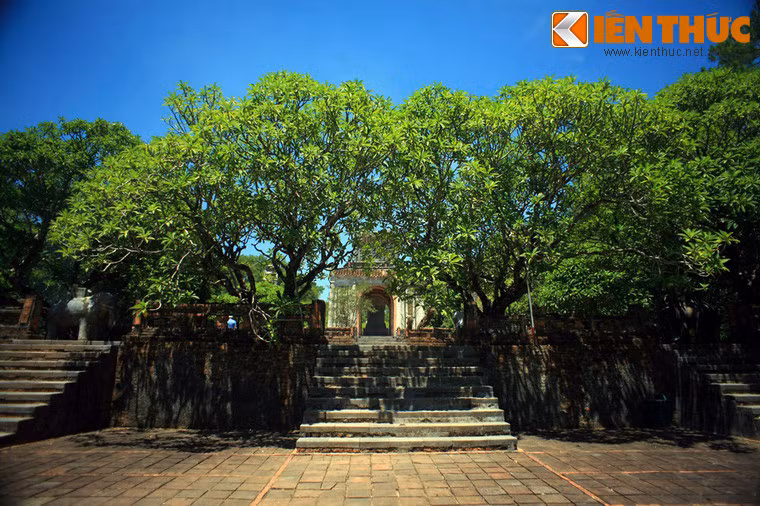 Nằm ở phường Thủy Xuân, lăng Tự Đức có kiến trúc cầu kỳ, phong cảnh sơn thủy hữu tình, được đánh giá là một tuyệt tác kiến trúc cảnh quan của cố đô Huế. Đây cũng là lăng mộ thu hút nhiều du khách nhất ở Huế.